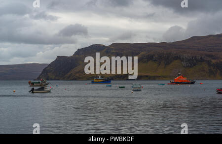 Les bateaux et les navires dans le vieux port de Portree, Isle of Skye, Scotland, United Kingdom Banque D'Images