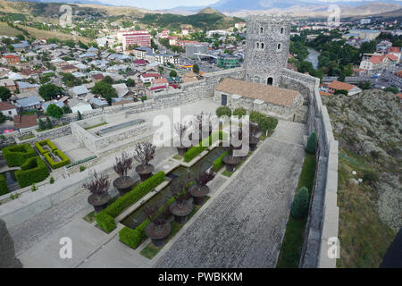 Akhaltsikhe Rabati complexe forteresse Château jardin avec arbres en pot Clipped Hedge et vue sur la Fontaine de la tour Banque D'Images