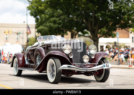 Auburn, Indiana, USA - 9 septembre 2018 l'Auburn Cord Duesenberg Festival, une voiture roulant classique Auburn dans la rue pendant la parade Banque D'Images