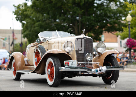 Auburn, Indiana, USA - 9 septembre 2018 l'Auburn Cord Duesenberg Festival, une voiture roulant classique Auburn dans la rue pendant la parade Banque D'Images