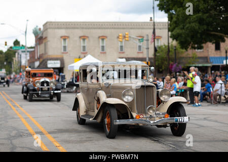 Auburn, Indiana, USA - 9 septembre 2018 l'Auburn Cord Duesenberg Festival, une voiture roulant classique Auburn dans la rue pendant la parade Banque D'Images