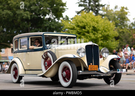 Auburn, Indiana, USA - 9 septembre 2018 l'Auburn Cord Duesenberg Festival, une voiture roulant classique Auburn dans la rue pendant la parade Banque D'Images