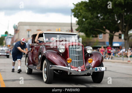 Auburn, Indiana, USA - 9 septembre 2018 l'Auburn Cord Duesenberg Festival, une voiture roulant classique Auburn dans la rue pendant la parade Banque D'Images