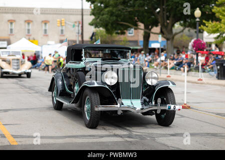 Auburn, Indiana, USA - 9 septembre 2018 l'Auburn Cord Duesenberg Festival, une voiture roulant classique Auburn dans la rue pendant la parade Banque D'Images