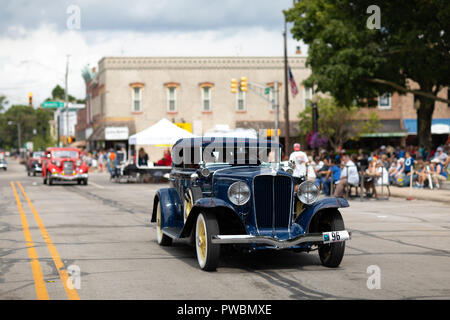 Auburn, Indiana, USA - 9 septembre 2018 l'Auburn Cord Duesenberg Festival, une voiture roulant classique Auburn dans la rue pendant la parade Banque D'Images