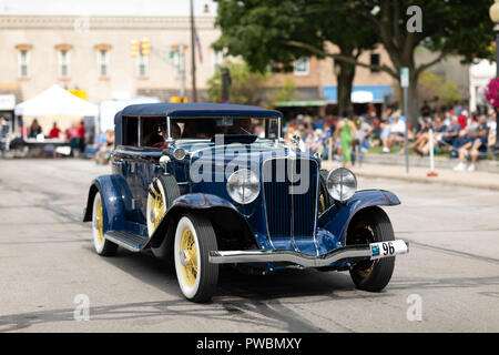 Auburn, Indiana, USA - 9 septembre 2018 l'Auburn Cord Duesenberg Festival, une voiture roulant classique Auburn dans la rue pendant la parade Banque D'Images