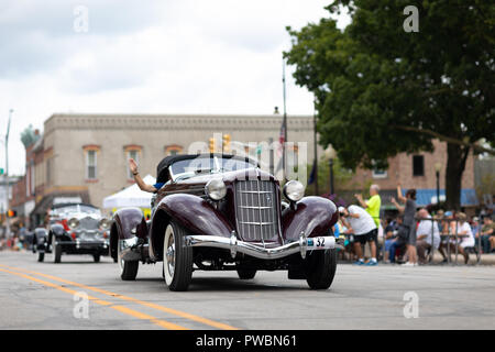 Auburn, Indiana, USA - 9 septembre 2018 l'Auburn Cord Duesenberg Festival, une voiture roulant classique Auburn dans la rue pendant la parade Banque D'Images