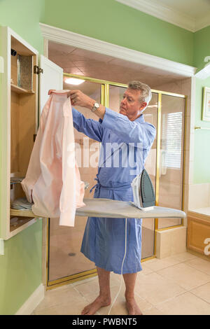 Man planche sa robe chemise, USA Banque D'Images