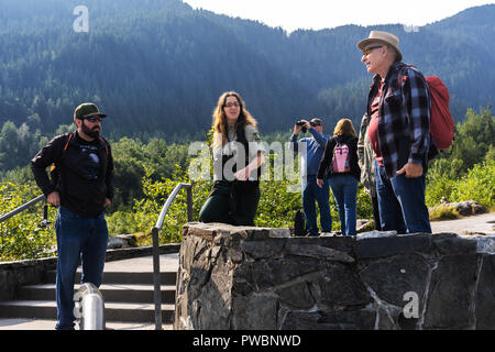 Guide pour le Glacier de Mendenhall effectue un tour pour les touristes Le guide effectue une tournée avec les touristes, Mendenhall Glacier , Alaska, USA Banque D'Images