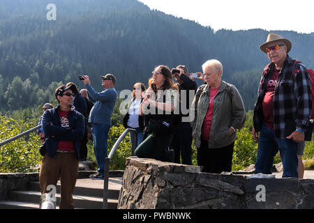 Guide pour le Glacier de Mendenhall effectue un tour pour les touristes Le guide effectue une tournée avec les touristes, Mendenhall Glacier , Alaska, USA Banque D'Images