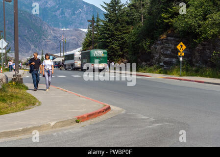 Zone d'arrêt de bus arrêt de bus et les rabatteurs vue sur Mendenhall Glacier , Mendenhall Valley, Alaska, USA Banque D'Images