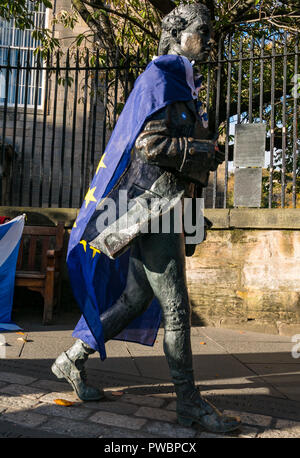 Le poète Robert Fergusson Statue drapée dans un drapeau et d'étoiles de l'Union européenne oui à l'indépendance après l'AUOB autocollant mars, Canongate, Royal Mile, Édimbourg, Écosse, Royaume-Uni Banque D'Images