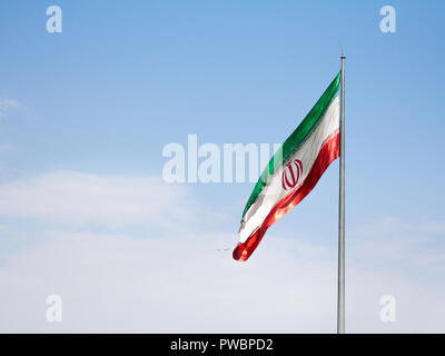 Drapeau officiel de la République islamique d'Iran la levée en l'air dans la capitale politique et économique du pays, Téhéran Photo d'un Iran Banque D'Images