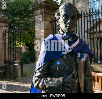 Le poète Robert Fergusson Statue drapée dans un drapeau et d'étoiles de l'Union européenne oui à l'indépendance après l'AUOB autocollant mars, Canongate, Royal Mile, Édimbourg, Écosse, Royaume-Uni Banque D'Images