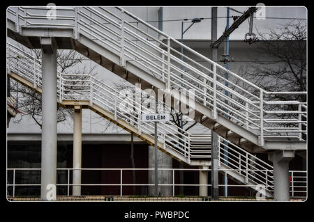 Escaliers pour traverser la route Banque D'Images