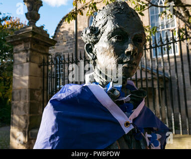 Le poète Robert Fergusson Statue drapée dans un drapeau et d'étoiles de l'Union européenne oui à l'indépendance après l'AUOB autocollant mars, Canongate, Royal Mile, Édimbourg, Écosse, Royaume-Uni Banque D'Images