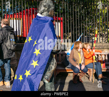 Le poète Robert Fergusson Statue drapée dans le drapeau de l'étoile avec les femmes assis sur un banc après mars AUOB, Canongate, Royal Mile, Édimbourg, Écosse, Royaume-Uni Banque D'Images