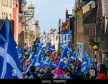 Les personnes portant des drapeaux nationaux défilant sous un seul Banner AUOB Scottish Independence, Canongate, Royal Mile, Edinburgh, Scotland, ROYAUME-UNI Banque D'Images