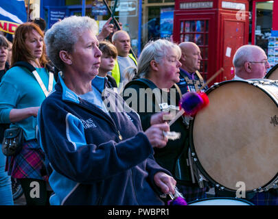 Femme de tambour et de marcher du tout sous une même bannière l'indépendance écossaise AUOB mars 2018, Royal Mile, Édimbourg, Écosse, Royaume-Uni Banque D'Images