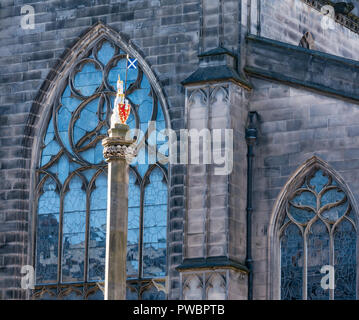 La cathédrale St Giles fenêtres cintrées et licorne en haut du mercat cross, Royal Mile, Édimbourg, Écosse, Royaume-Uni Banque D'Images