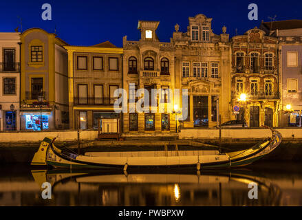 Aveiro, Portugal. Le 28 juillet 2018. Moliceiro, bateau traditionnel, ancré sur le grand canal à Aveiro, Portugal, avec maisons Art Nouveau à l'arrière-plan Banque D'Images