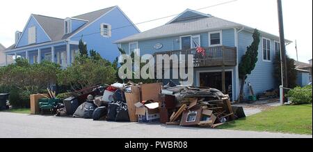 Dommages aux maisons en bord de mer à la suite de l'ouragan Florence le 24 septembre 2018 à Topsail Beach, Caroline du Nord. Banque D'Images