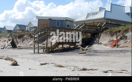 Dommages aux maisons en bord de mer à la suite de l'ouragan Florence le 24 septembre 2018 à Topsail Beach, Caroline du Nord. Banque D'Images