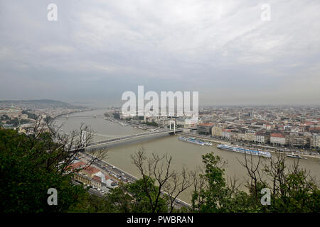 Budapest, vue panoramique sur le pont Elisabeth et les deux rives du Danube depuis la colline de Gellért. Hongrie Banque D'Images