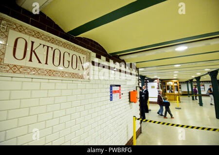 La station de métro Oktogon, Budapest, Hongrie Banque D'Images