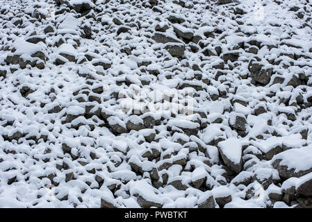 Éboulis, les débris, les pierres couvertes de neige dans les montagnes Banque D'Images