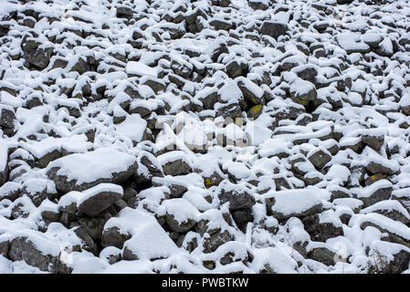 Éboulis, les débris, les pierres couvertes de neige dans les montagnes Banque D'Images