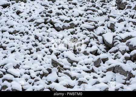 Éboulis, les débris, les pierres couvertes de neige dans les montagnes Banque D'Images