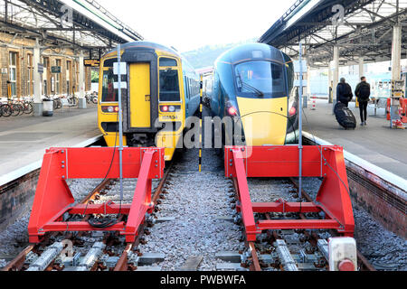 Vieux train diesel et d'attente 800 GWR Hitachi nouveau côte à côte sur la voie ferrée par tampons à la gare de Swansea, dans le sud du Pays de Galles UK KATHY DEWITT Banque D'Images