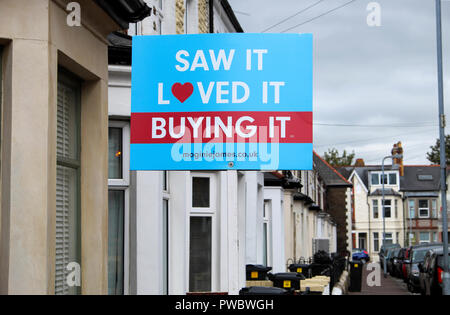 'Saw, il aimait, l'Acheter' vendu agent immobilier propriété à l'extérieur d'une maison mitoyenne dans Roath, Cardiff Wales UK KATHY DEWITT DE WITT Banque D'Images