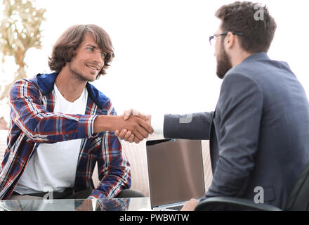 Manager, serre la main avec son client Banque D'Images