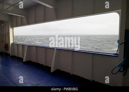 Stena Line ferry faisant la traversée de la mer irlandaise rugueuse pendant une tempête en passant l'île de Man Banque D'Images