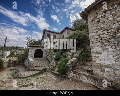 Des petites rues de la ville de Berat Albanie dans windows 1000 Banque D'Images