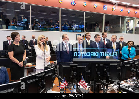 Ivanka Trump, fille du président Donald Trump, parle à l'équipage à bord de la Station spatiale internationale au cours d'une visite au Centre de contrôle de mission au Johnson Space Center le 20 septembre 2018 à Houston, Texas. Debout avec Ivanka Trump sont l'administrateur de la NASA, Bridenstine Jim Johnson, Directeur du Centre Centre Mark Geyer, et le sénateur américain Ted Cruz. Banque D'Images