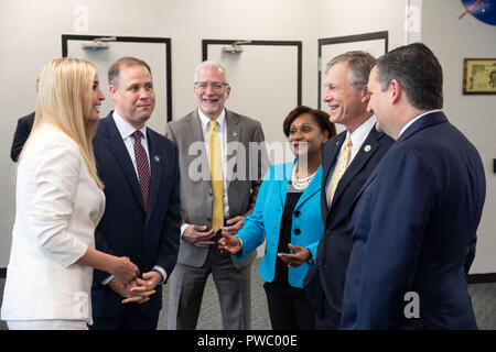 Ivanka Trump, fille du président Donald Trump, lors d'une visite au Centre spatial Johnson, 20 septembre 2018 à Houston, Texas. Debout de gauche à droite sont : Ivanka Trump, l'administrateur de la NASA, Bridenstine Jim Johnson Space Center Réalisateur Mark Geyer, Directeur adjoint du Centre spatial Johnson Vanessa Wyche, représentant américain Brian Babin et sénateur américain Ted Cruz. Banque D'Images