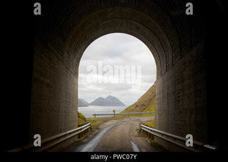 La sortie de tunnel dans Trollanes sur île Kalsoy en Îles Féroé Îles Féroé Banque D'Images