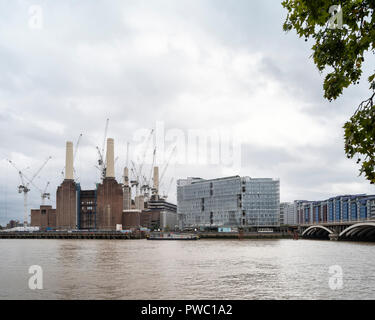 Vue générale sur la rivière. Battersea Power Station, en construction, Londres, Royaume-Uni. Architecte : Sir Giles Gilbert Scott, 1953. Banque D'Images