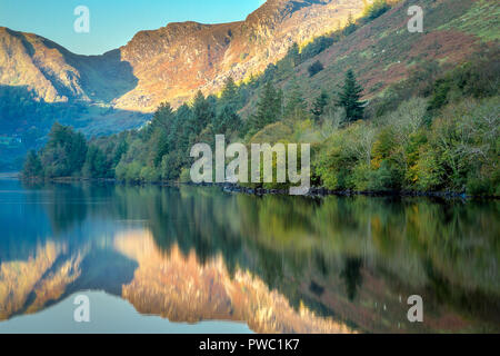 Lever du soleil sur les montagnes Carneddau Crafnant Llyn ci-dessus, Snowdonia. Banque D'Images