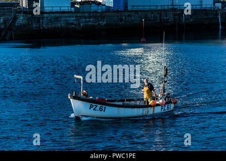 Caisses de poisson du port de Newlyn UK Banque D'Images