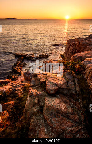 Le lever du soleil sur la rive rocheuse de l'Acadia National Park, Maine. Banque D'Images