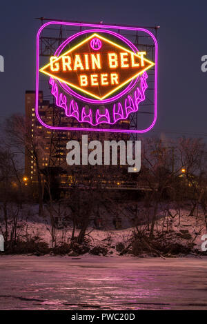 Historique grain Belt Beer panneau le long du fleuve Mississippi dans le centre-ville de Minneapolis, Minnesota. Le signe est allumé en violet et or. Banque D'Images