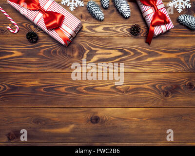 Composition de paniers présente les boîtes avec des pommes de pin, flocons et lollypop sur planche de bois. Concept Célébrations Banque D'Images