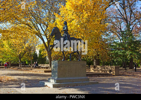 Washington DC, le bronze statue équestre de Jeanne d'Arc à Meridian Hill Park. Couleurs d'automne des allées du parc avec des arbres feuillus d'une journée ensoleillée. Banque D'Images