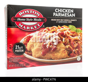 Winneconne, WI - 29 septembre 2018 : une boîte de Boston Market accueil repas de style en poulet parmesan sur un fond isolé Banque D'Images