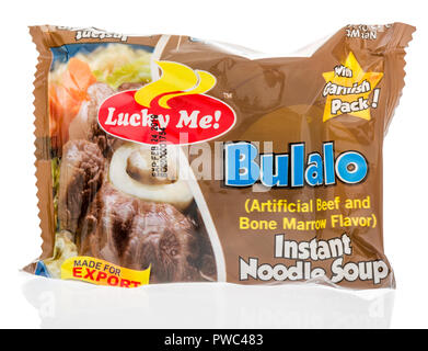 Winneconne, WI - 7 octobre 2018 : un paquet de Lucky Me Bulalo noodles sur un fond isolé Banque D'Images