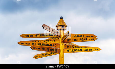 Inscrivez-vous sur Tod Mountain Village à Sun Peaks, en Colombie-Britannique, Canada, qui montre de grandes distances pour certaines montagnes bien connu dans le monde Banque D'Images